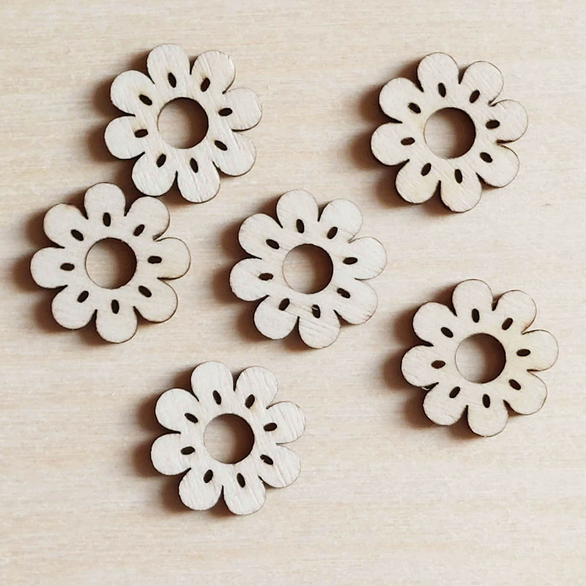 Lot de 6 pampilles à customiser FLEUR 8 PÉTALES AJOURÉS en bois éco-responsable, fabriqué en France