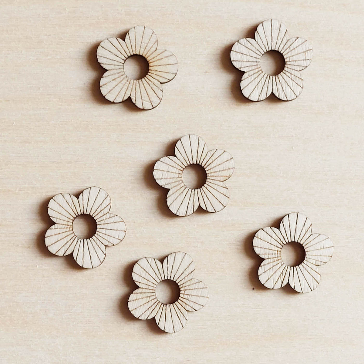 Lot de 6 pampilles à customiser FLEUR 5 PÉTALES GRAVÉS en bois éco-responsable, fabriqué en France
