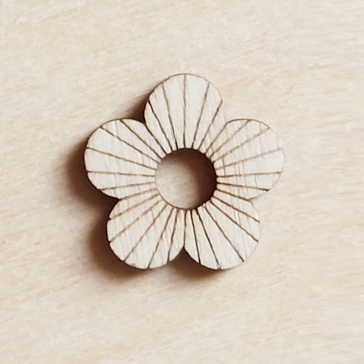 Lot de 6 pampilles à customiser FLEUR 5 PÉTALES GRAVÉS en bois éco-responsable, fabriqué en France