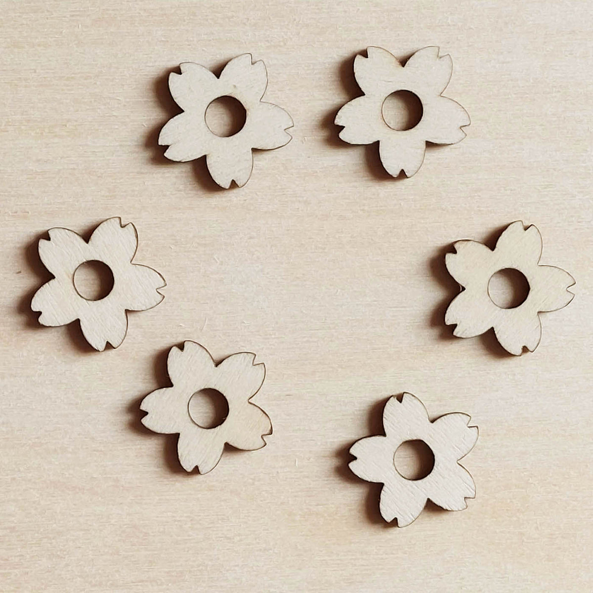 Lot de 6 pampilles à customiser FLEUR 5 PÉTALES DÉCOUPÉS en bois éco-responsable, fabriqué en France