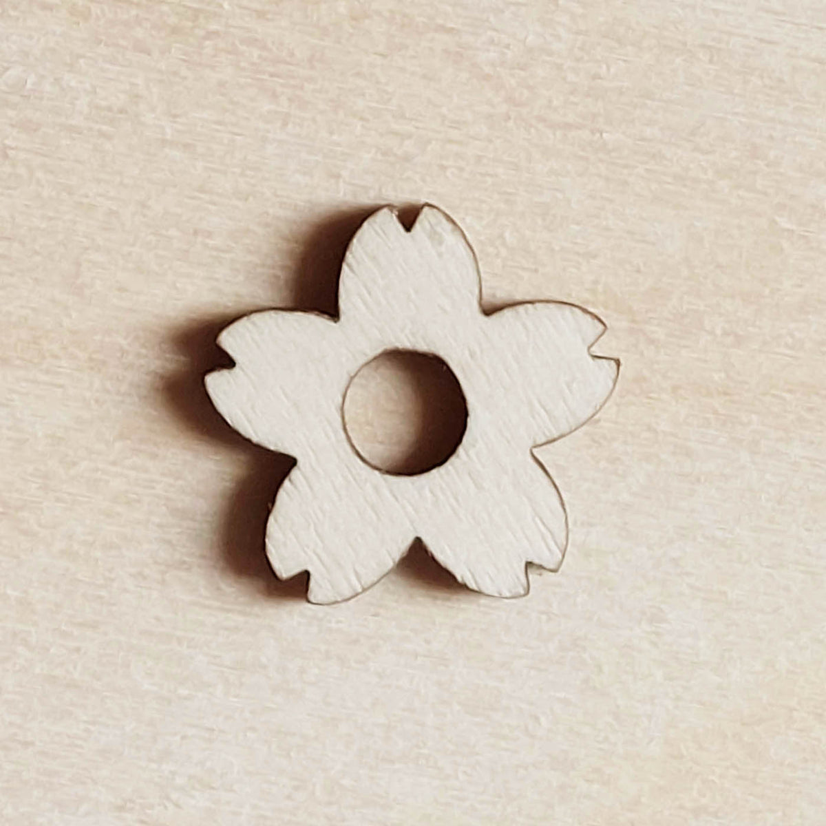 Lot de 6 pampilles à customiser FLEUR 5 PÉTALES DÉCOUPÉS en bois éco-responsable, fabriqué en France