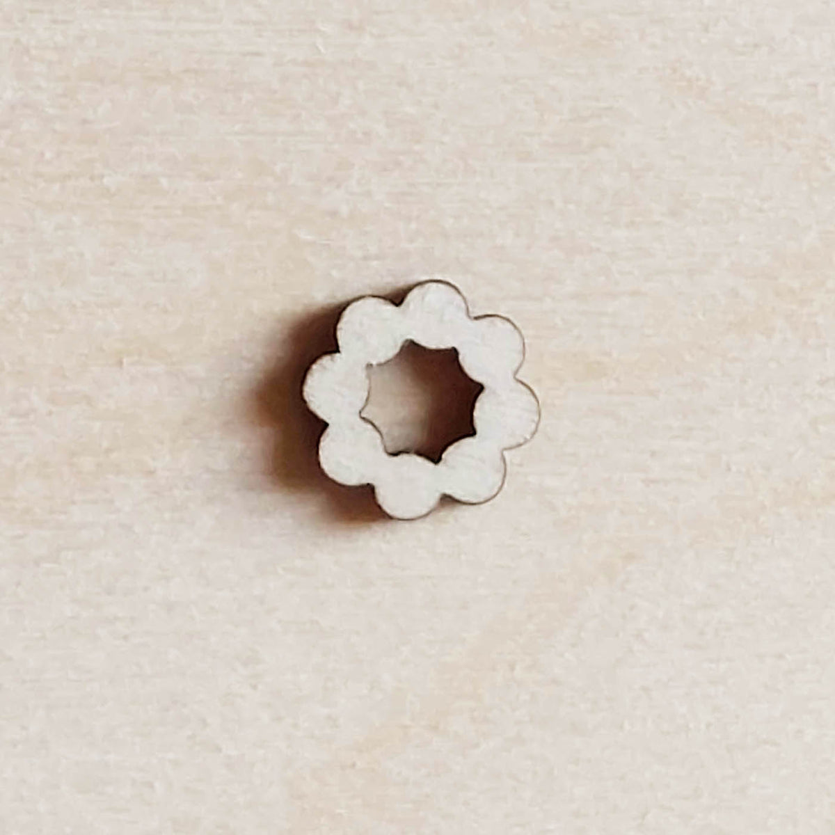Lot de 6 mini pampilles à customiser FLEUR 8 PÉTALES en bois éco-responsable, fabriqué en France