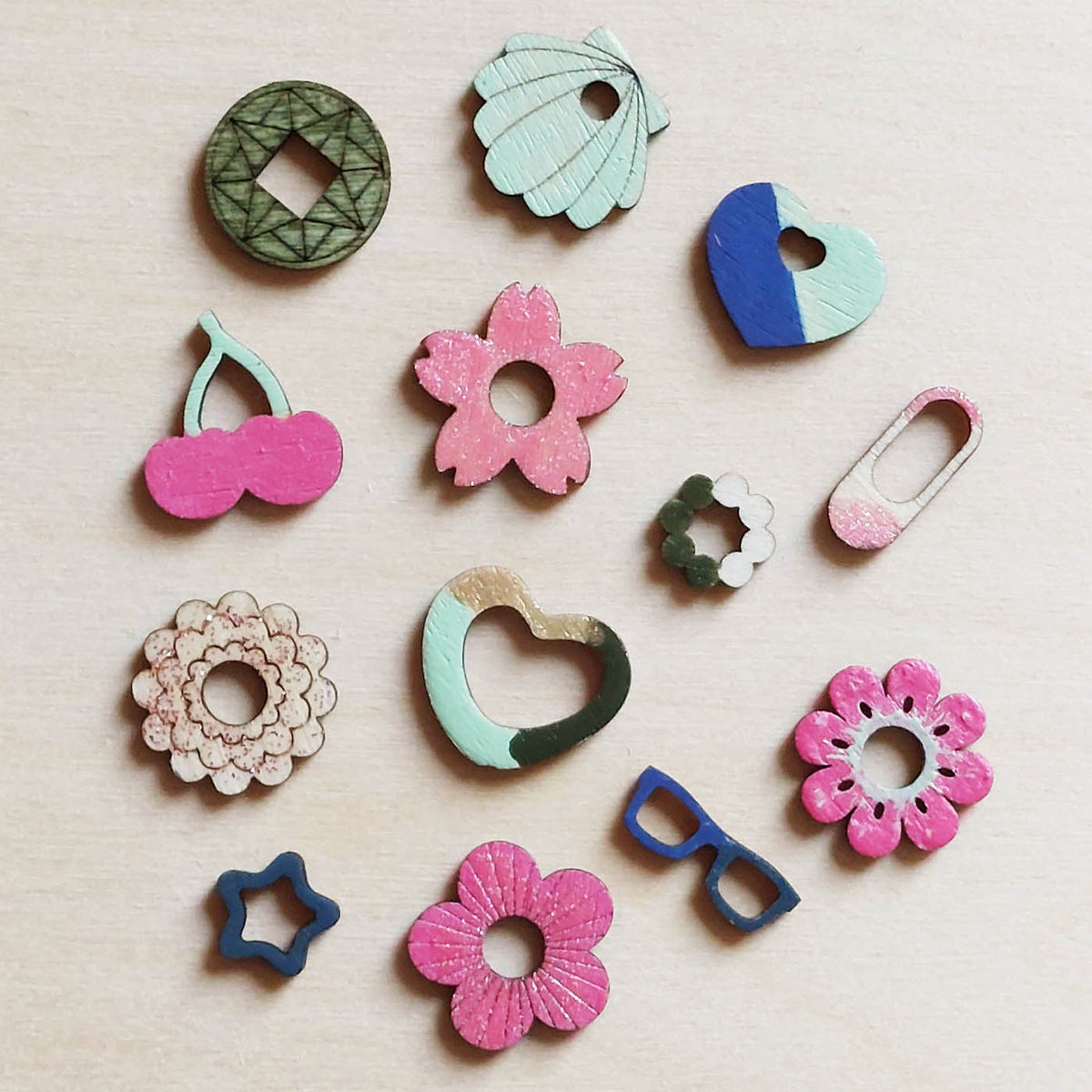Lot de 6 pampilles à customiser FLEUR 8 PÉTALES en bois éco-responsable, fabriqué en France
