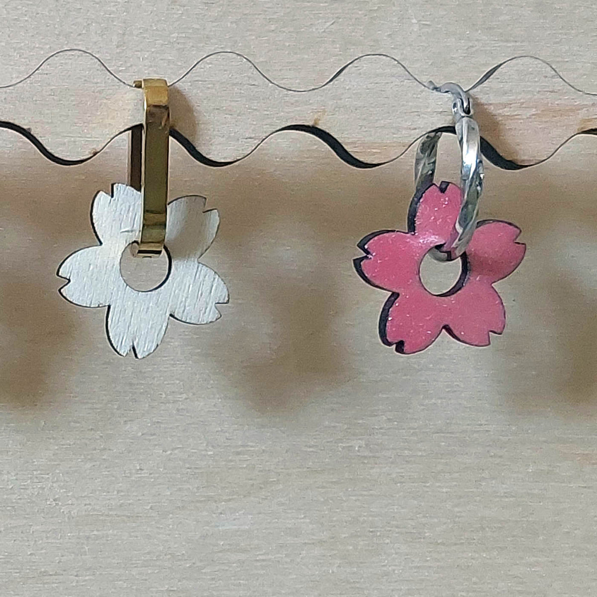 Lot de 6 pampilles à customiser FLEUR 5 PÉTALES DÉCOUPÉS en bois éco-responsable, fabriqué en France