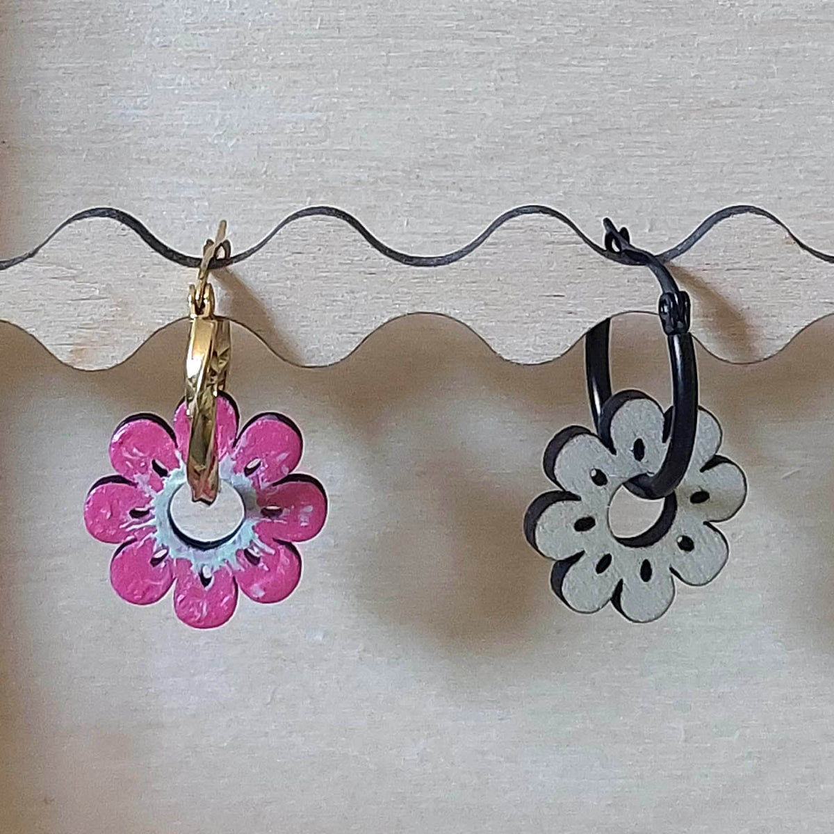 Lot de 6 pampilles à customiser FLEUR 8 PÉTALES AJOURÉS en bois éco-responsable, fabriqué en France