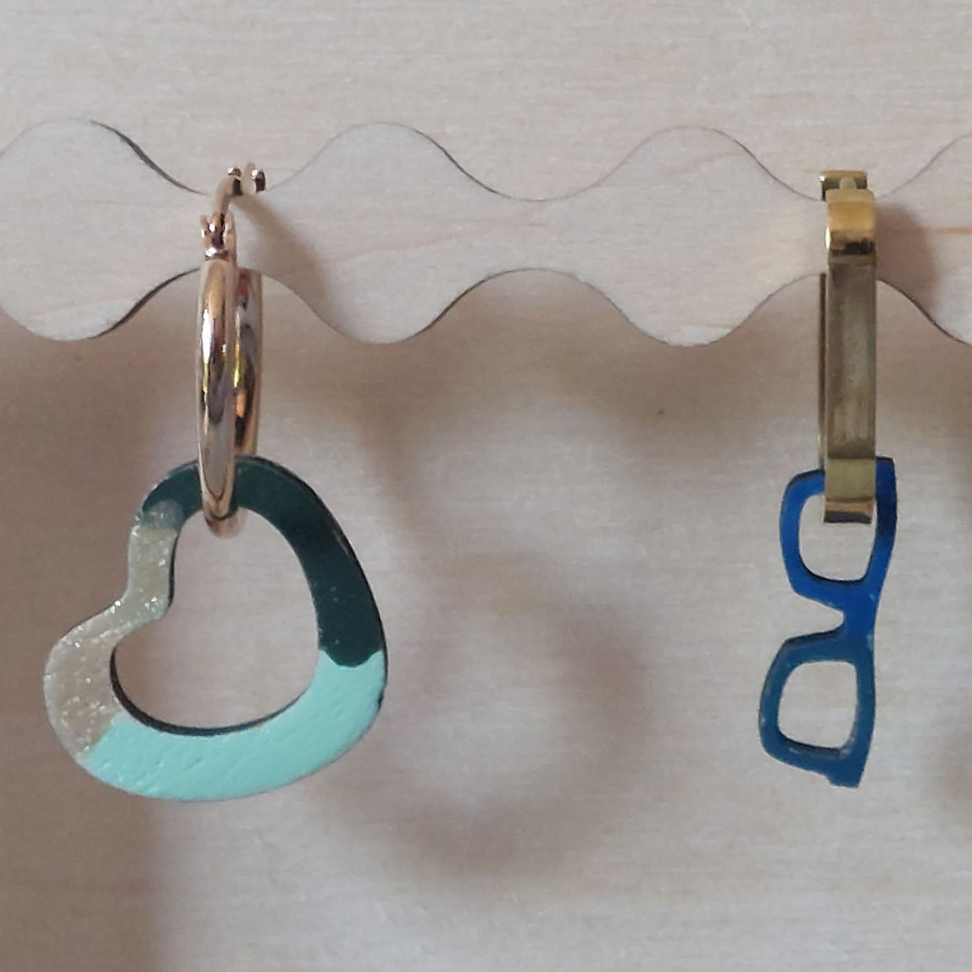pampilles customisées sur créoles, cœur et lunettes
