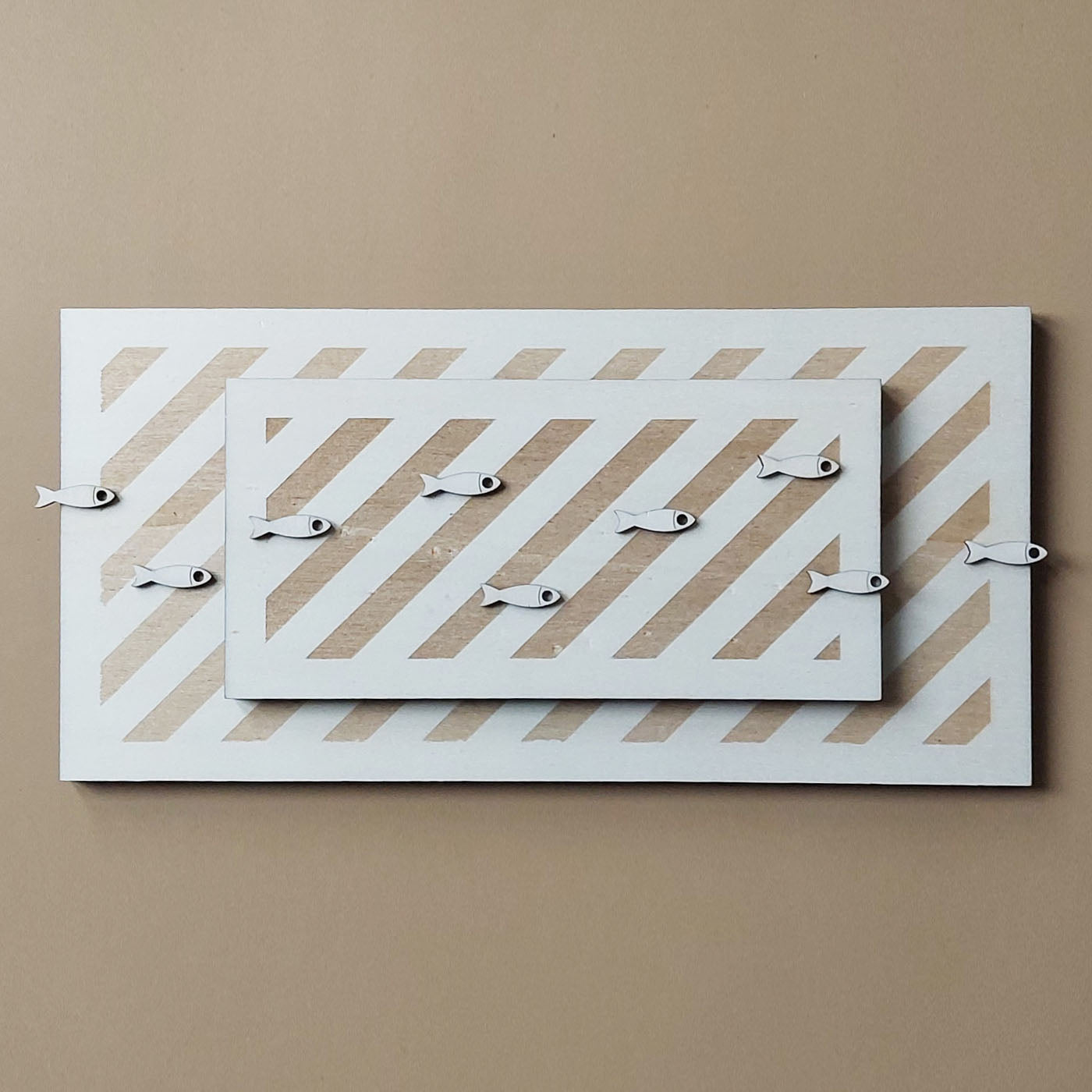 composition plateaux de présentation en bois gravé avec des pampilles poissons