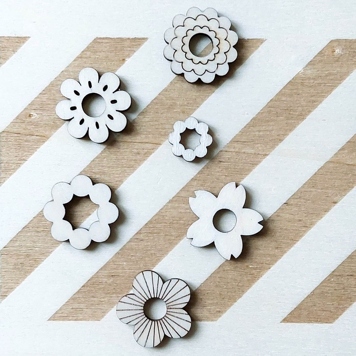 Lot de 6 pampilles à customiser FLEUR 8 PÉTALES en bois éco-responsable, fabriqué en France