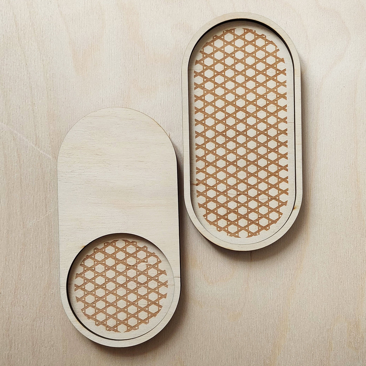 boudoir plateaux vide-poches ovales en bois pour bijoux et petits accessoires La Famille Design