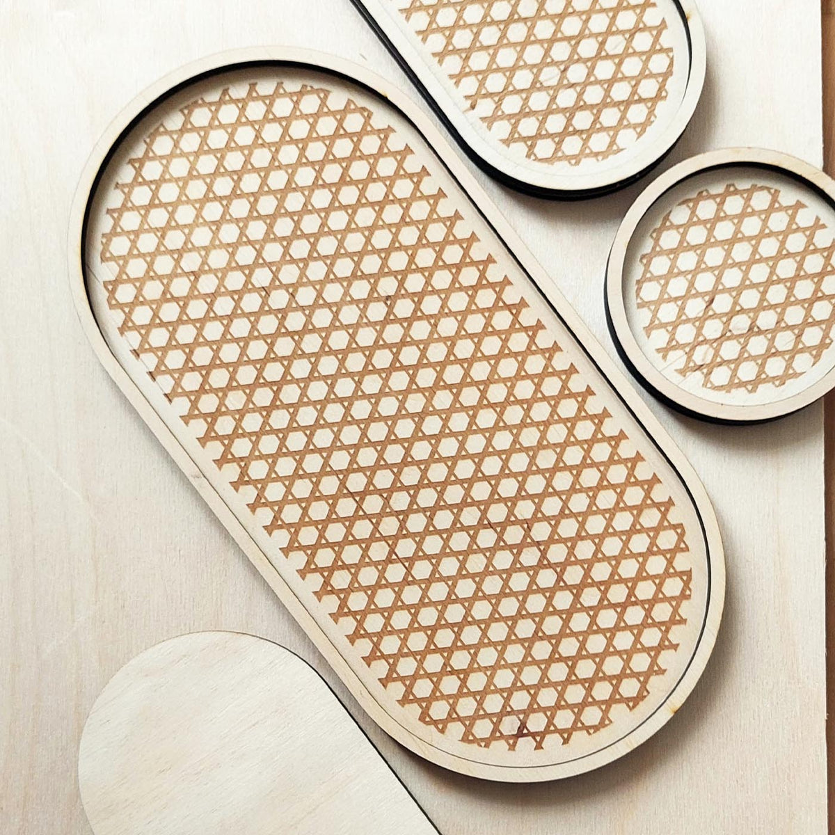 boudoir plateaux vide-poches ovales et ronds en bois gravés pour bijoux et accessoires La Famille Design
