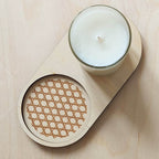 plateau vide-poche ovale en bois gravé avec bougie