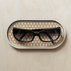 plateau de présentation vide-poche de forme ovale en bois gravé pour bijoux et accessoires, avec une paire de lunettes
