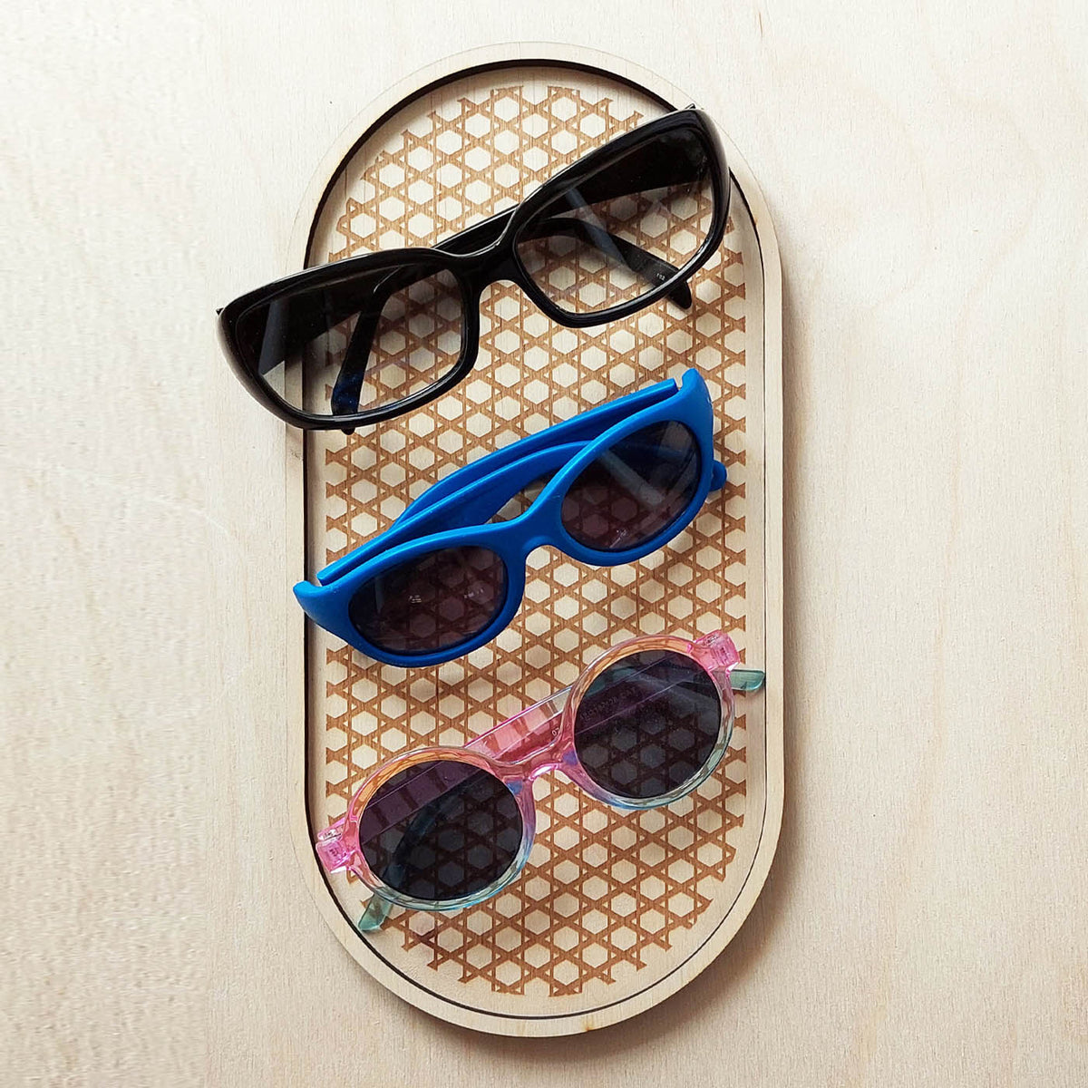plateau de présentation vide-poche ovale en bois gravé pour bijoux et accessoires, avec des lunettes