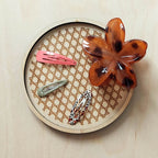 plateau vide-poche rond en bois gravé pour bijoux et accessoires, avec des barrettes et pince à cheveux