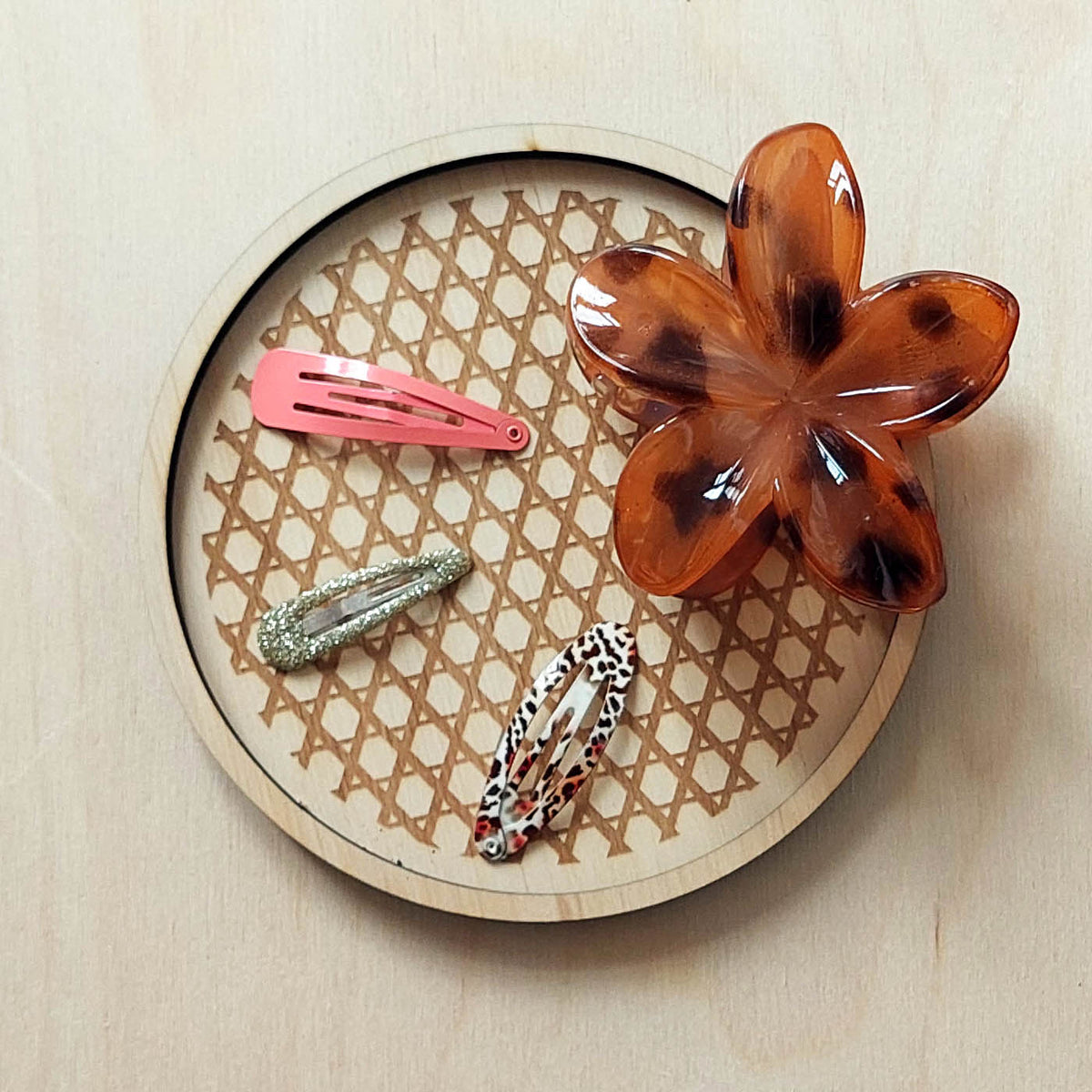 plateau vide-poche rond en bois gravé pour bijoux et accessoires, avec des barrettes et pince à cheveux