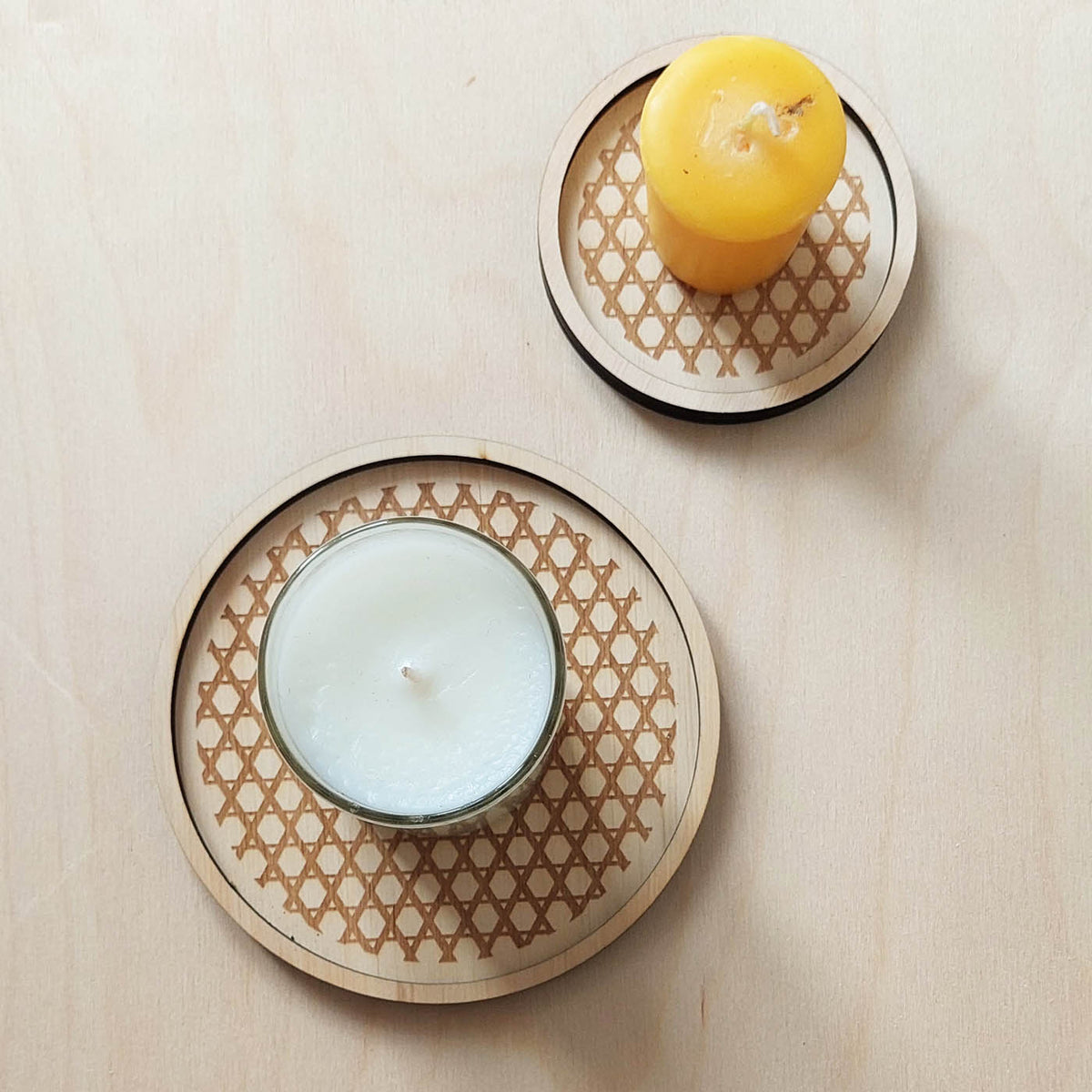 plateaux vide-poches ronds 2 tailles différentes en bois gravé pour bijoux et accessoires, avec bougies