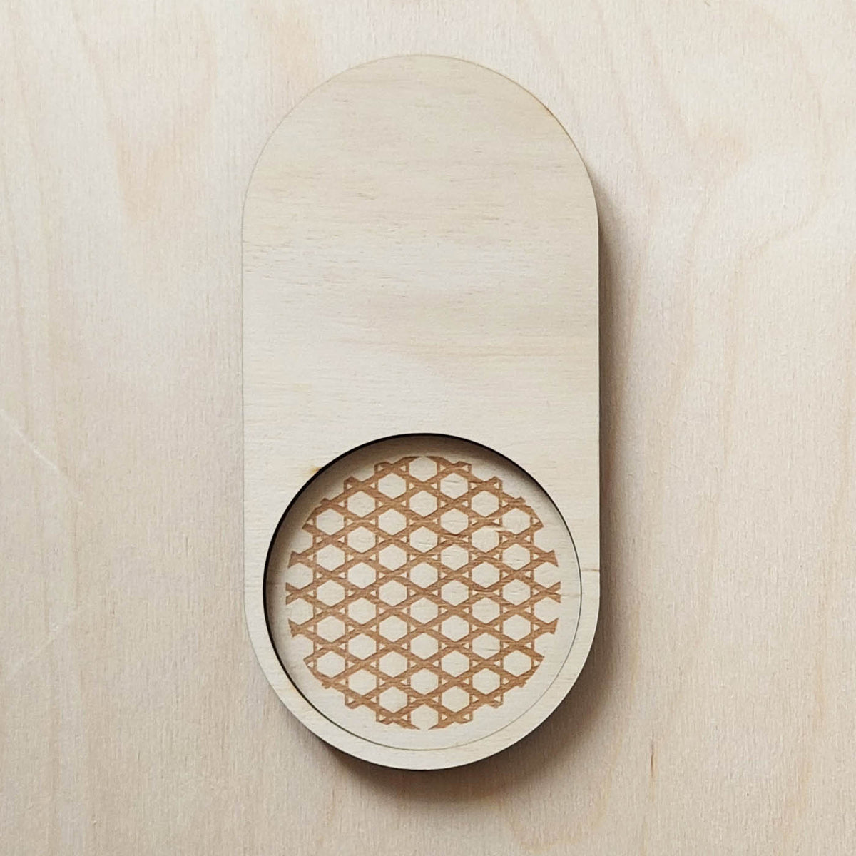plateau vide-poche en bois gravé avec découpe pour bijoux et accessoires