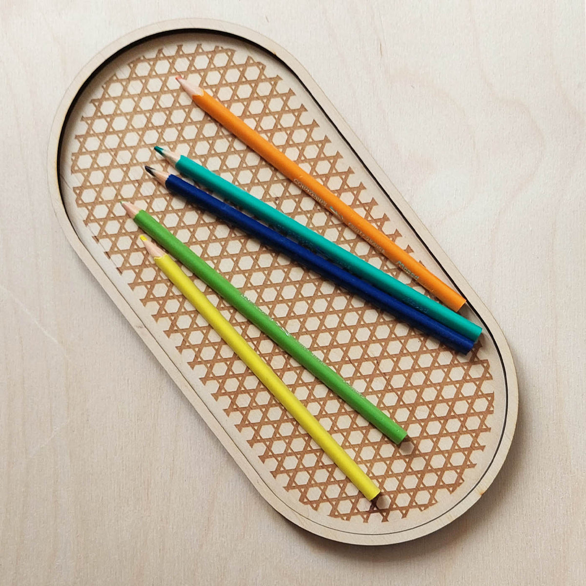 plateau de présentation vide-poche forme ovale en bois gravé pour bijoux et accessoires, avec des crayons de couleur