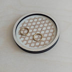 plateau vide-poche rond en bois gravé petit format pour bijoux et accessoires, avec une paire de boucles d'oreilles