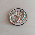 plateau de présentation vide poche rond en bois gravé pour bijoux et accessoires avec des bracelets