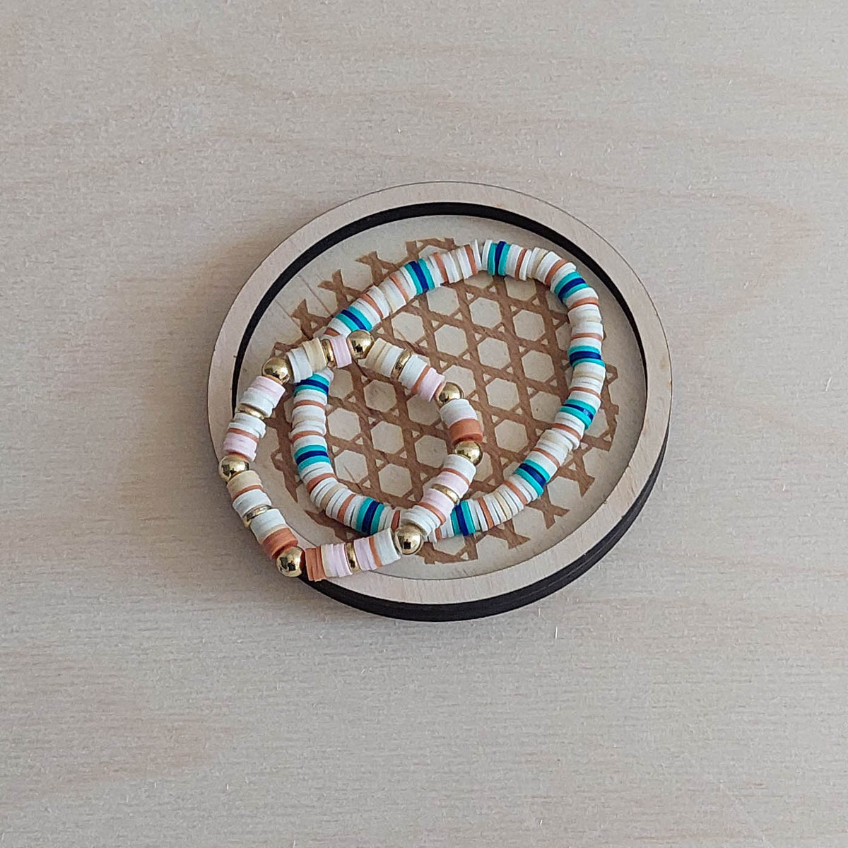 plateau de présentation vide poche rond en bois gravé pour bijoux et accessoires avec des bracelets