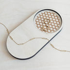 plateau de présentation vide-poche en bois gravé pour bijoux et accessoires avec chaine et boucles d'oreilles