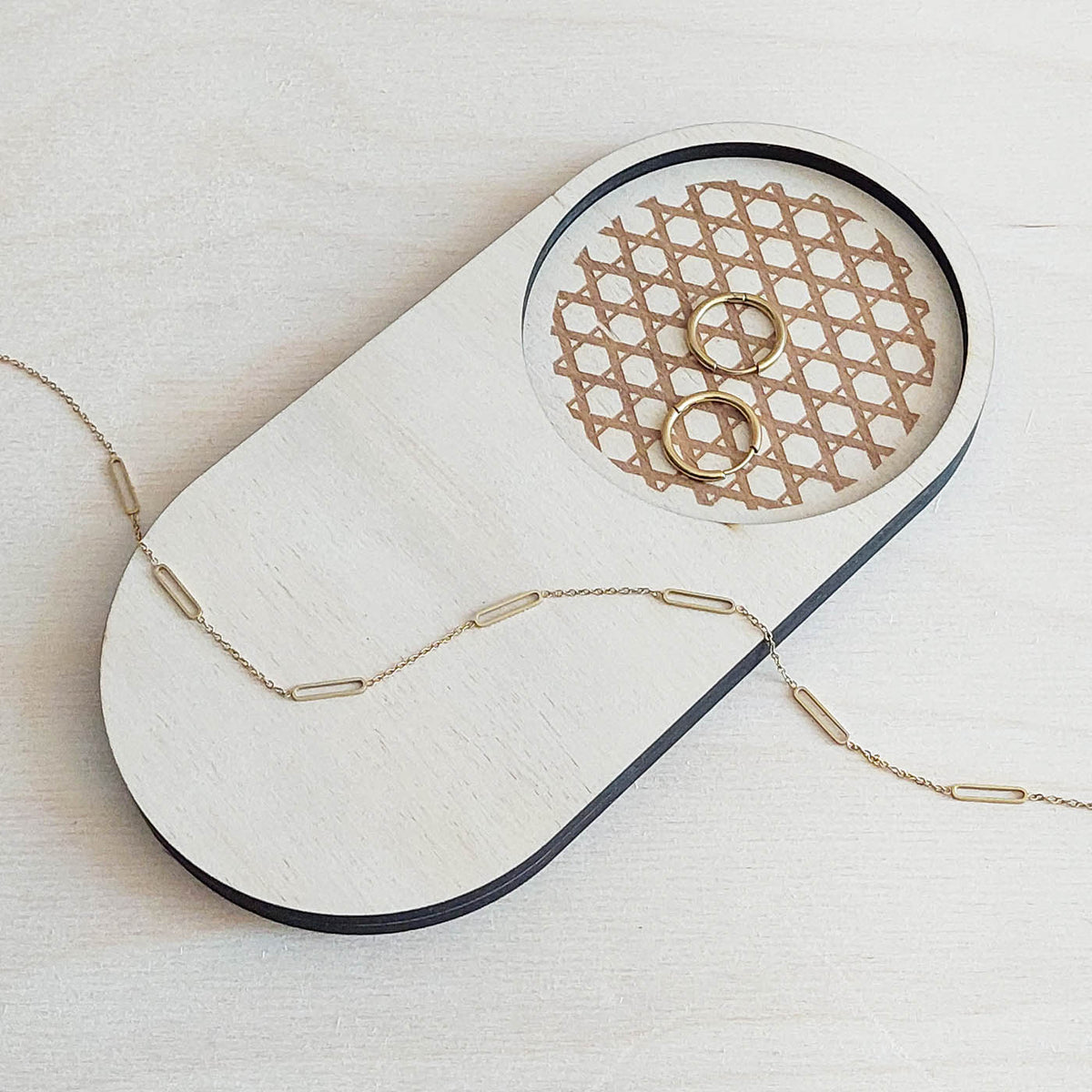 plateau de présentation vide-poche en bois gravé pour bijoux et accessoires avec chaine et boucles d'oreilles