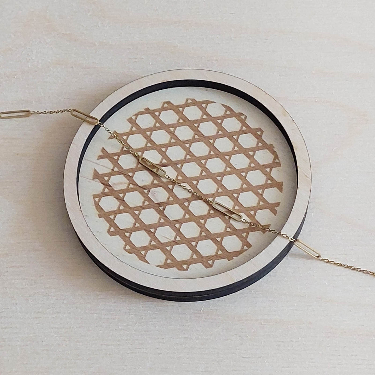 plateau vide poche rond petit format en bois gravé avec chaine