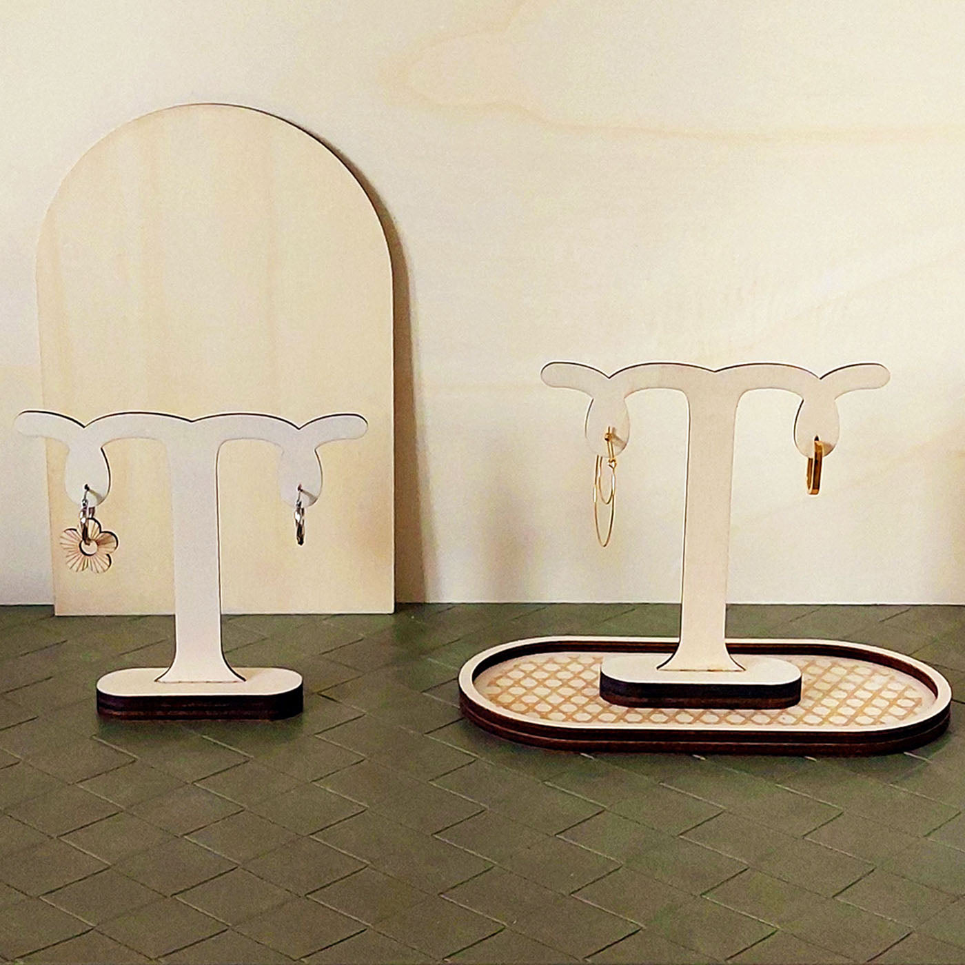 présentoirs à boucles d'oreilles pour une paire deux hauteurs différentes en bois design