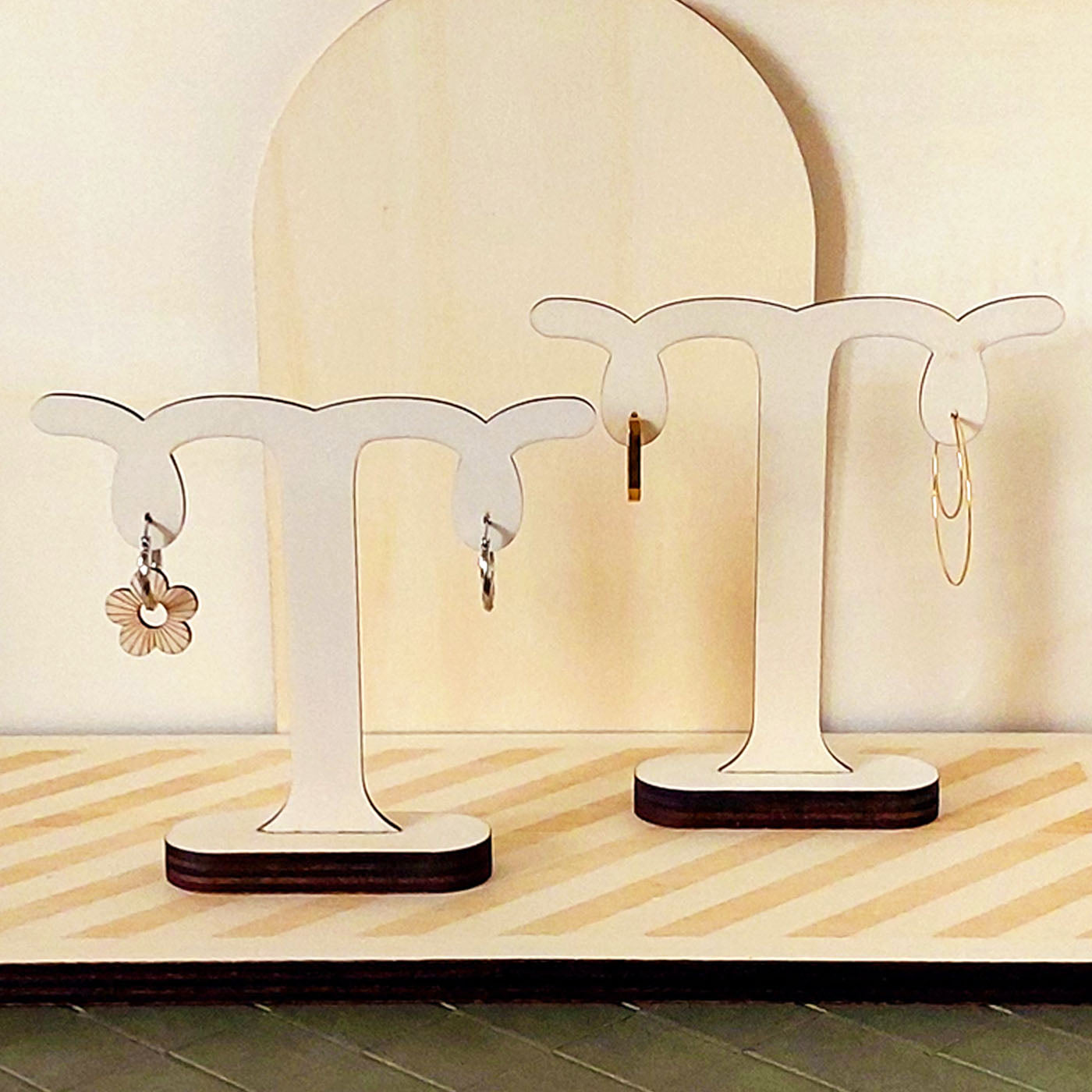 deux présentoirs de boucles d'oreilles pour une paire design en bois deux hauteurs différentes