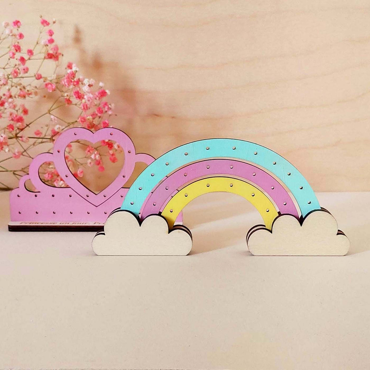 Présentoir 13 paires de boucles d'oreilles enfants ARC-EN-CIEL en bois éco-responsable, fabriqué en France