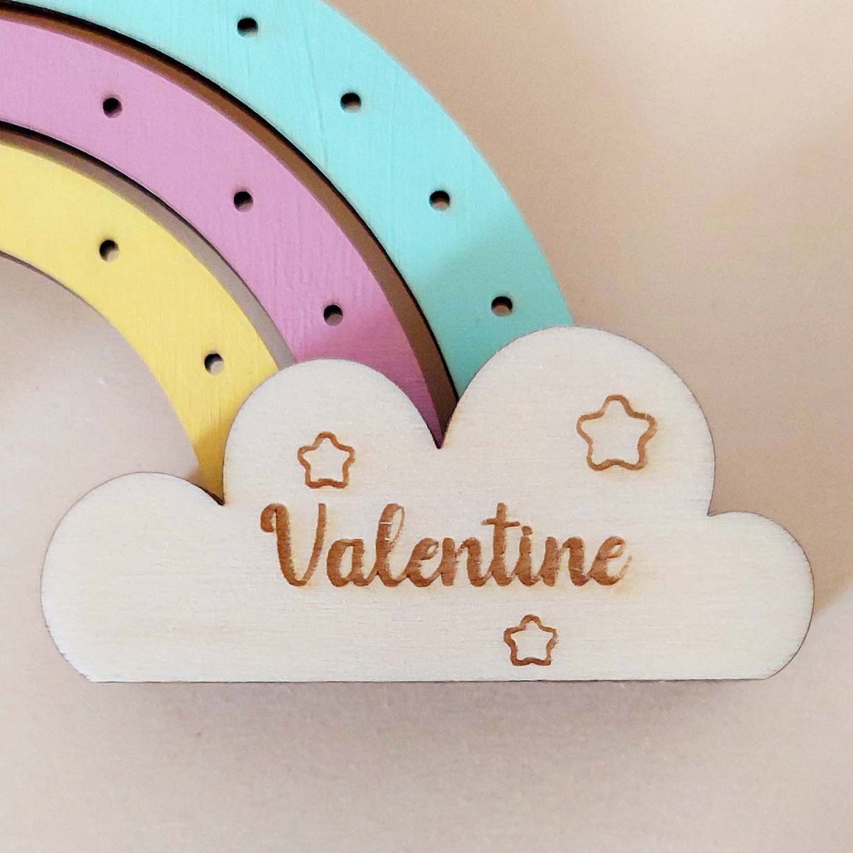 Présentoir 13 paires de boucles d'oreilles enfants ARC-EN-CIEL en bois éco-responsable, fabriqué en France