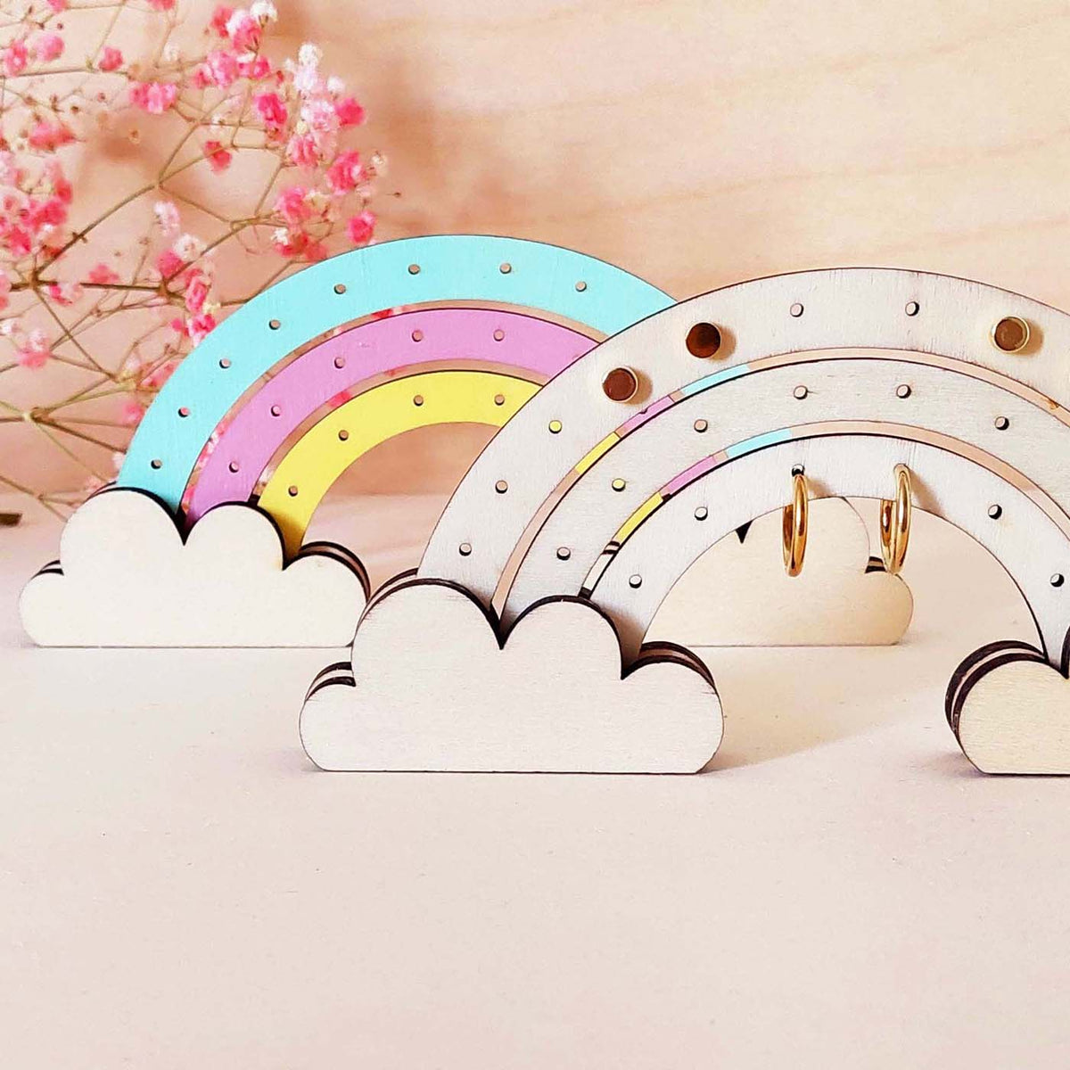 Présentoir 13 paires de boucles d'oreilles enfants ARC-EN-CIEL en bois éco-responsable, fabriqué en France