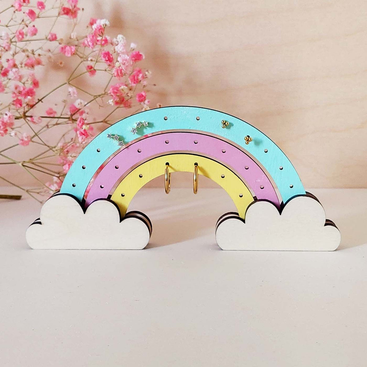 Présentoir 13 paires de boucles d'oreilles enfants ARC-EN-CIEL en bois éco-responsable, fabriqué en France