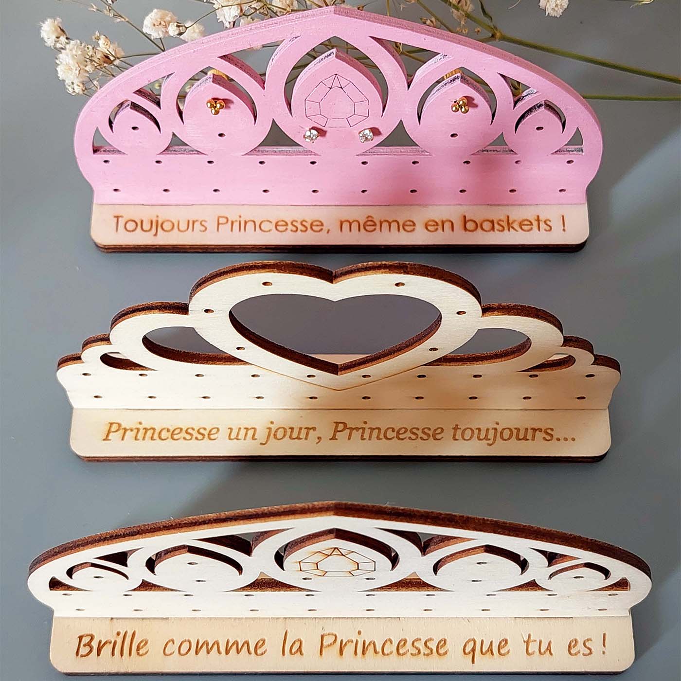 gamme de présentoirs pour boucles d'oreilles en forme de diadèmes, bois brut et bois peint, pour enfants, avec des citations