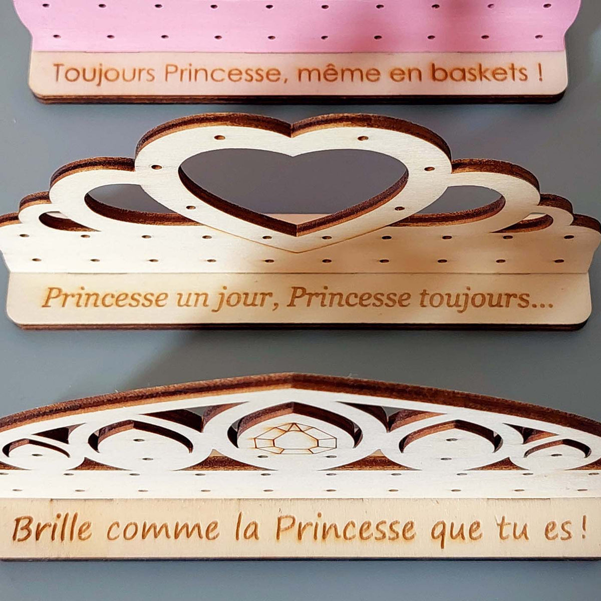 Présentoir 13 paires de boucles d'oreilles enfants DIADÈME COEUR ROSE en bois éco-responsable, fabriqué en France