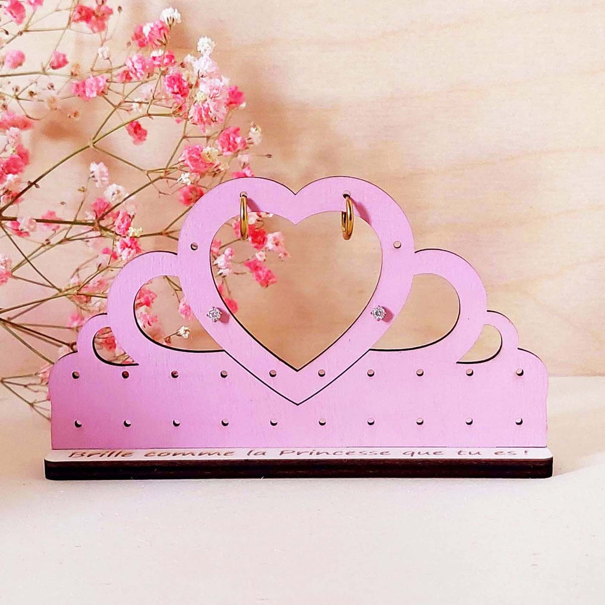 Présentoir 13 paires de boucles d'oreilles enfants DIADÈME COEUR ROSE en bois éco-responsable, fabriqué en France
