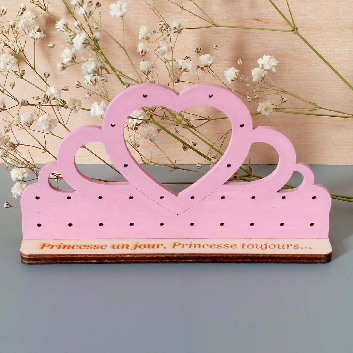 présentoir pour boucles d'oreilles en forme de diadème avec un coeur, en bois peint rose, pour enfants