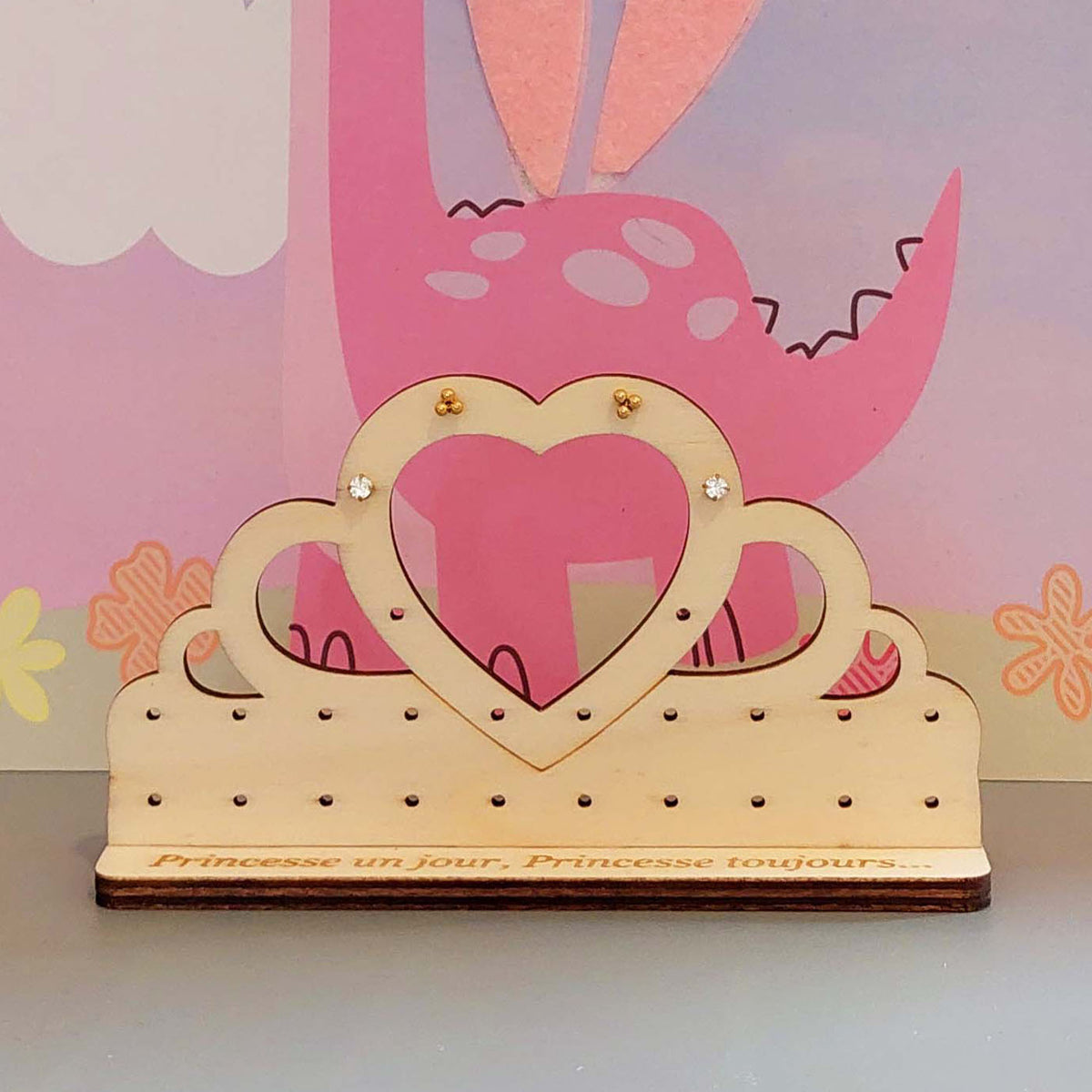 présentoir à boucles d'oreilles en forme de diadème avec coeur, pour enfants, en bois brut, avec des boucles d'oreilles puces