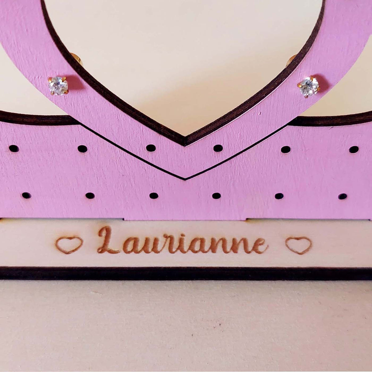 Présentoir 13 paires de boucles d'oreilles enfants DIADÈME COEUR ROSE en bois éco-responsable, fabriqué en France