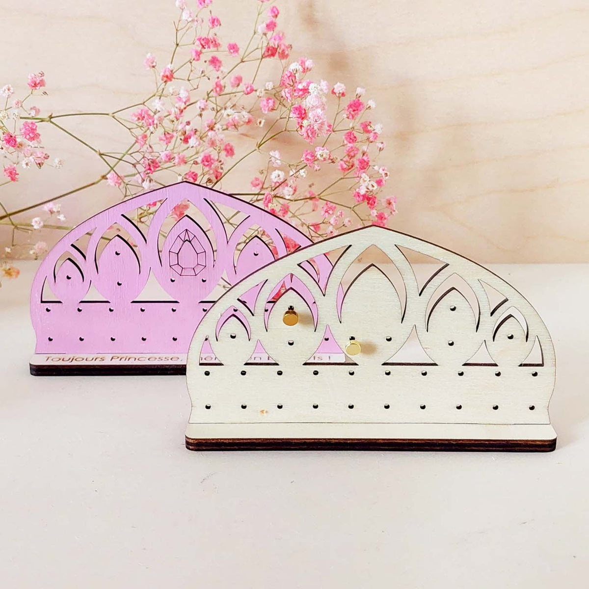 Présentoir 14 paires de boucles d'oreilles enfants DIADÈME DIAMANT ROSE en bois éco-responsable, fabriqué en France