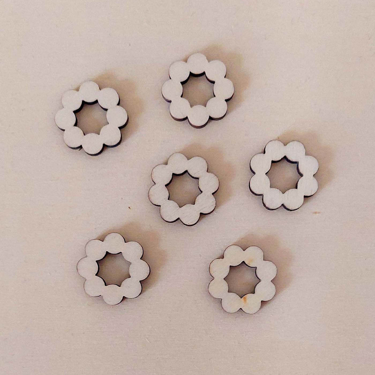 Lot de 6 pampilles à customiser FLEUR 8 PÉTALES en bois éco-responsable, fabriqué en France