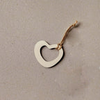 Petite décoration à suspendre COEUR ÉVIDÉ en bois éco-responsable, fabriqué en France