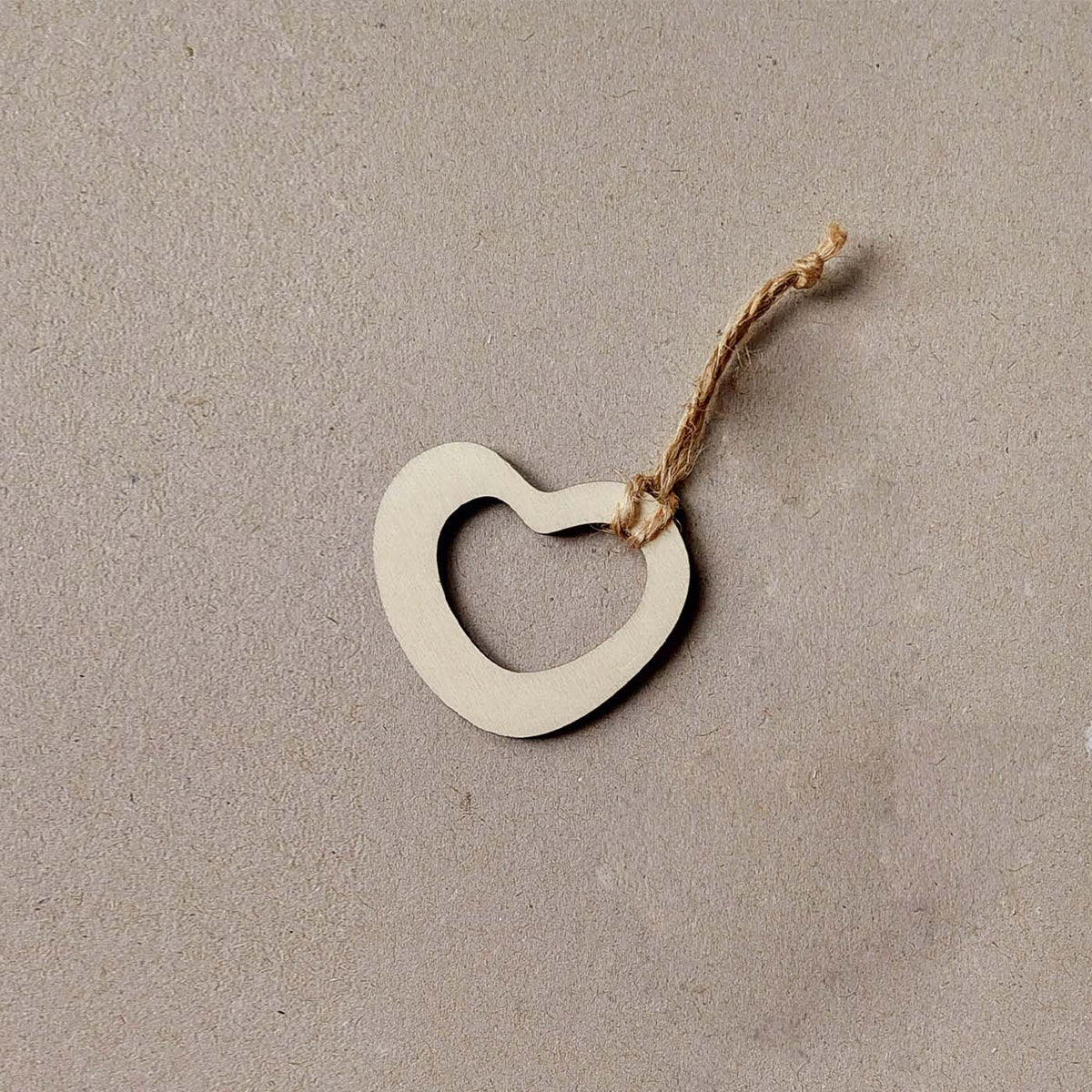 Petite décoration à suspendre COEUR ÉVIDÉ en bois éco-responsable, fabriqué en France
