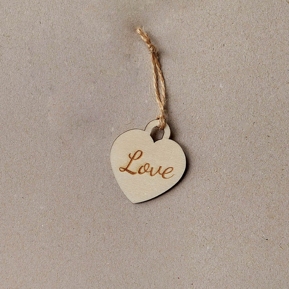 Petite décoration à suspendre COEUR GRAVÉ en bois éco-responsable, fabriqué en France
