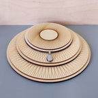 3 plateaux de présentation de bijoux superposés en bois gravé avec un collier
