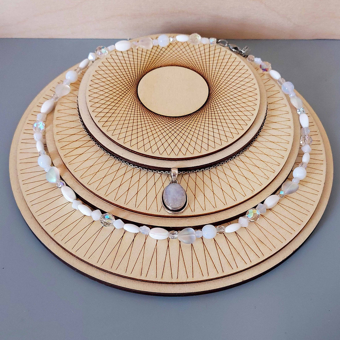 3 plateaux de présentation superposés avec colliers
