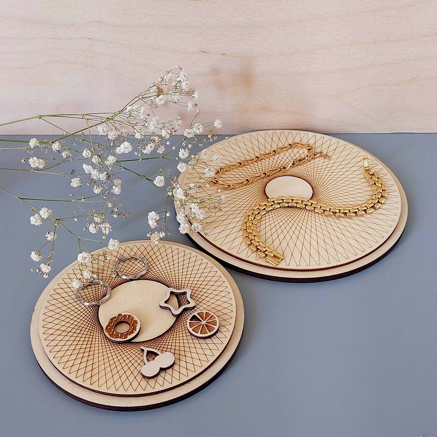 2 plateaux de présentation en bois gravé avec bracelets et créoles et pampilles