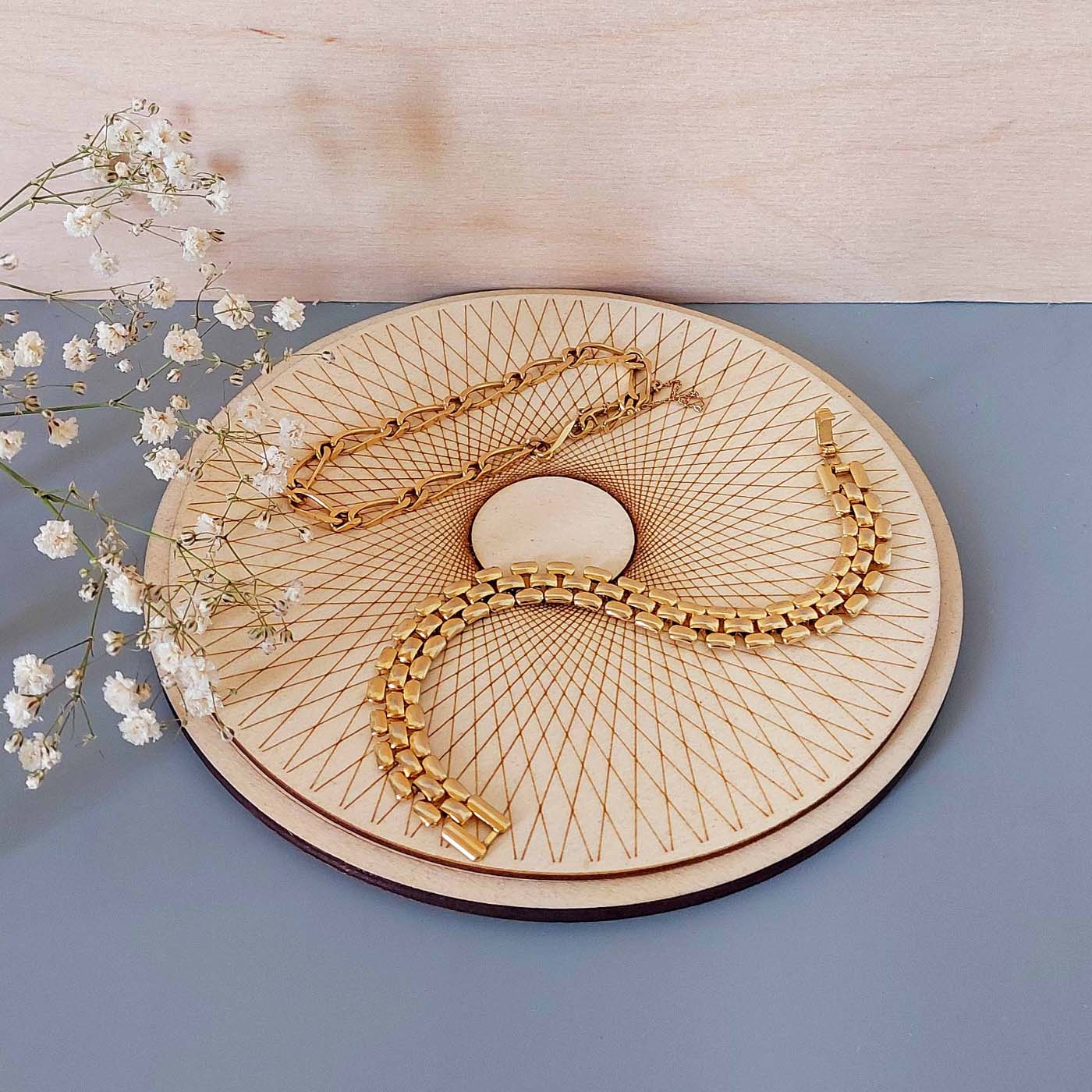 plateau de présentation de bijoux en bois gravé avec 2 bracelets