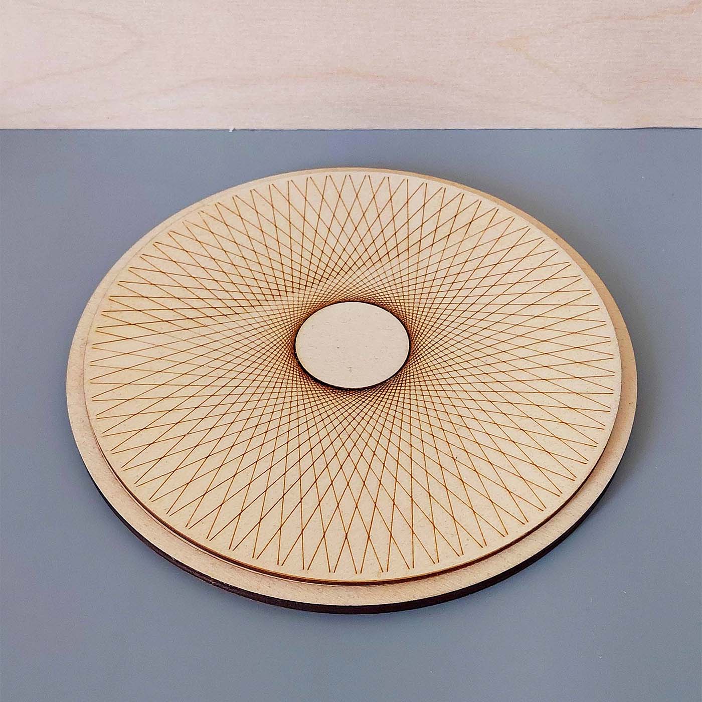 plateau de présentation de bijoux en bois gravé RAYON M